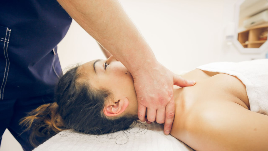 На фото масажист медичного центру Лікар Здоров'я Сокотун Сергій робить релакс масаж молодій дівчині.