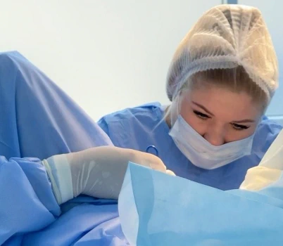 Гінеколог - естетист Вербова проводить операцію по гінекології